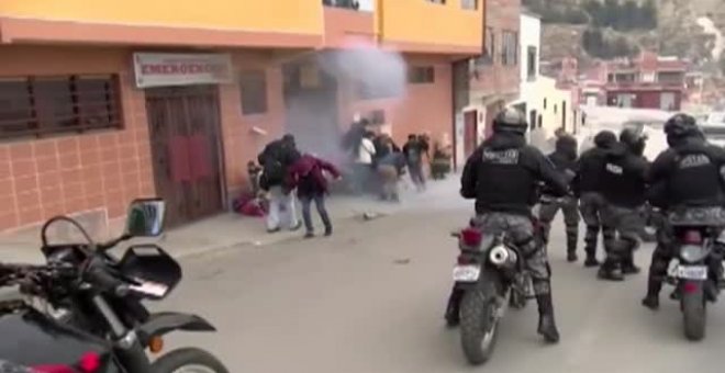 Batalla campal entre cultivadores de coca en las calles de La Paz