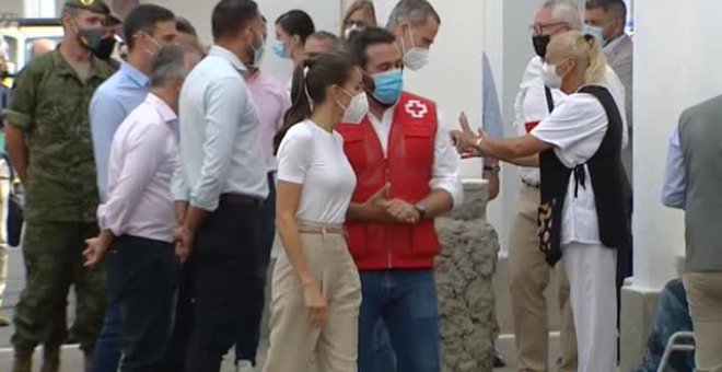 Los Reyes escuchan en Palma los testimonios de algunos evacuados por la erupción del volcán