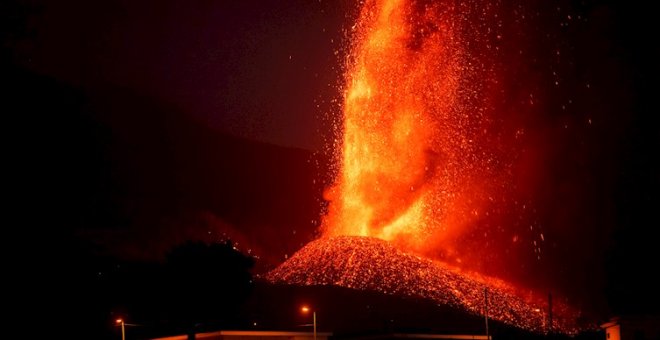 "Premio al Darwin del año": críticas en Twitter a un hombre que se graba tocando la lava en La Palma