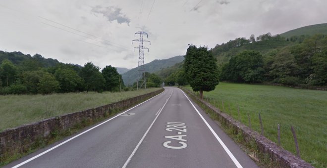 Fallece un motorista de 50 años al chocar contra una farola en Terán de Cabuérniga
