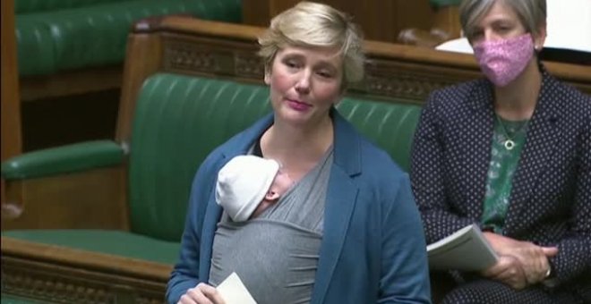 Una diputada británica lleva a su bebé al trabajo para exigir que se facilite la conciliación en el Parlamento