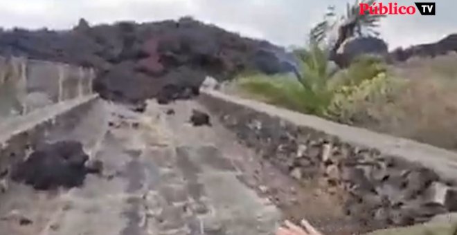 Críticas por grabarse tocando la lava en La Palma