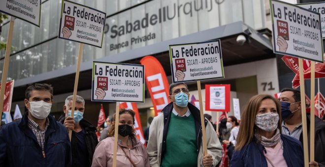 Cientos de trabajadores protestan contra el ERE del Banco Sabadell en ocho ciudades españolas