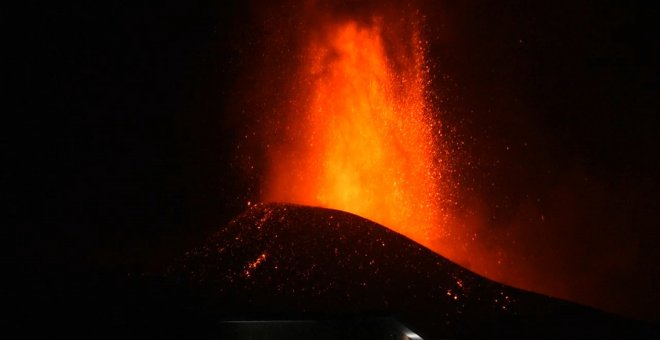 El volcán sigue su destrucción en La Palma, aunque la lava avanza lentamente