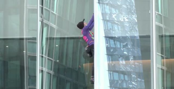 El Spiderman francés escala un rascacielos de 160 metros de altura para pedir más acciones contra el cambio climático