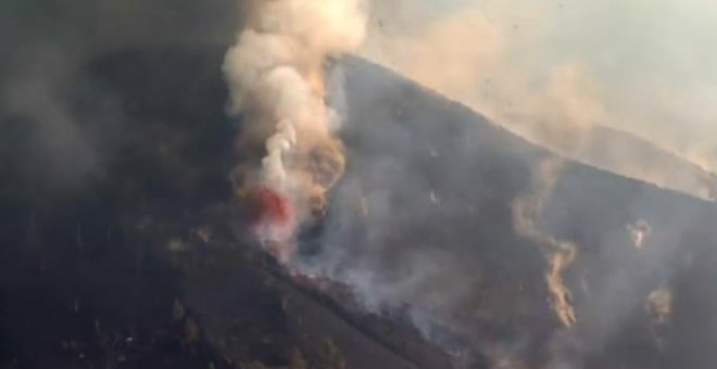 La apertura de dos nuevas bocas del volcán ha obligado a desalojar a 160 personas