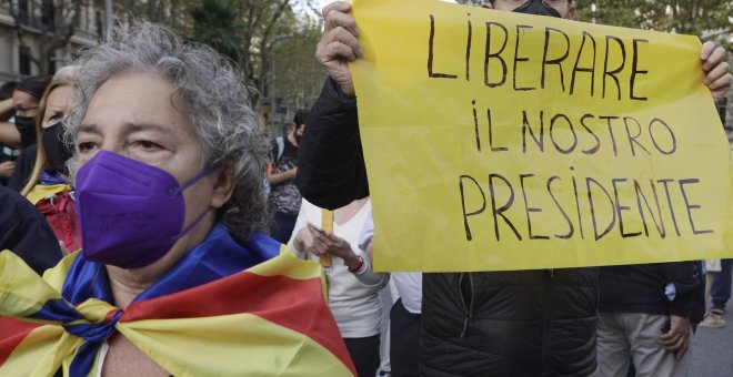 Centenars de persones es concentren a Barcelona contra la detenció de Puigdemont