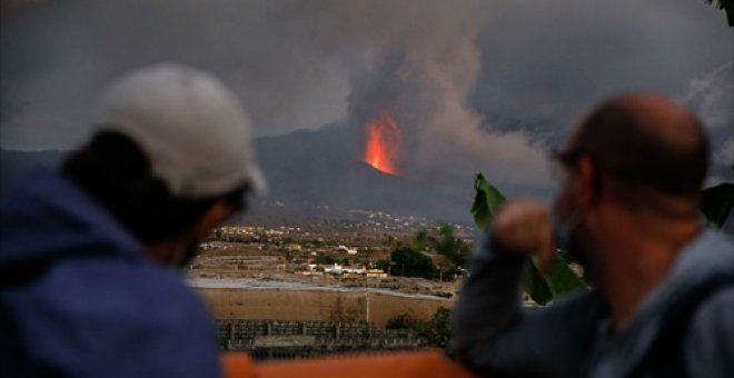 Las autoridades evacúan más barrios ante el aumento de la explosividad del volcán de La Palma