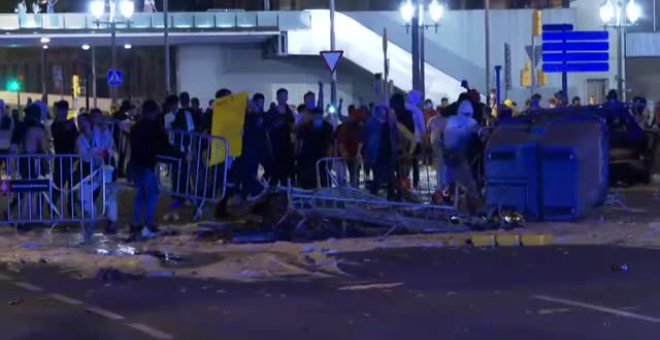 El macrobotellón de Barcelona acaba con decenas de heridos en graves disturbios