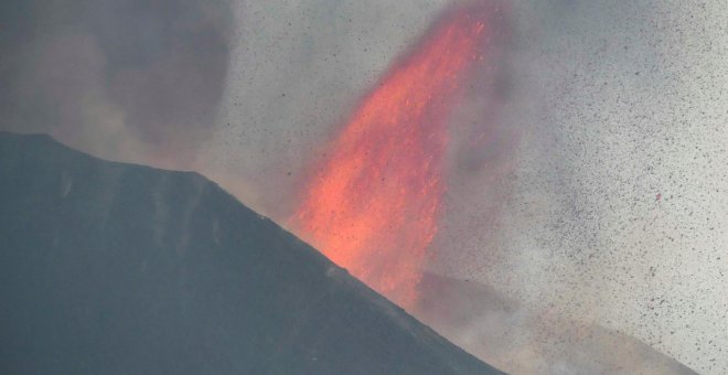La lava del volcán de La Palma se ralentiza y el aeropuerto vuelve a abrir tras la limpieza de ceniza