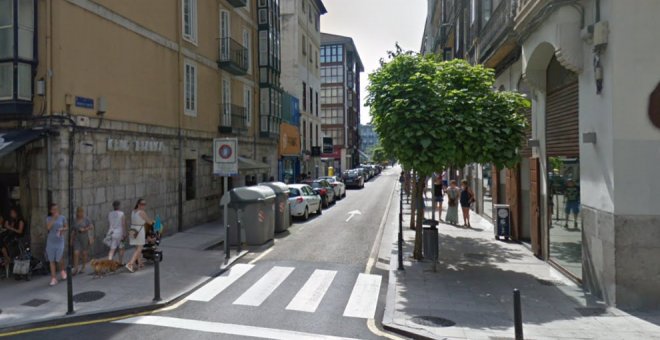 Denunciados cuatro hosteleros de Santander y 53 personas por beber en la calle
