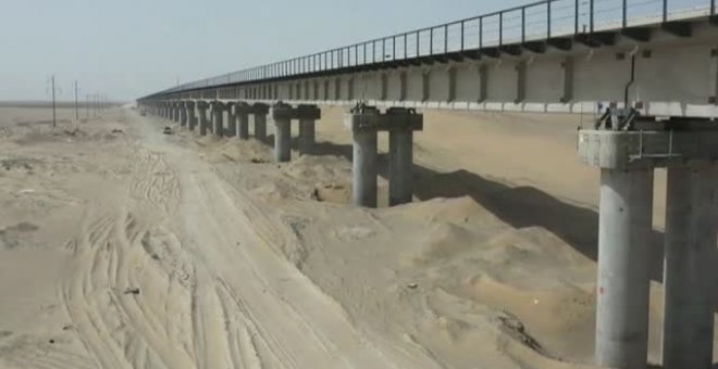 Avanza la construcción del tren que recorre el desierto en China