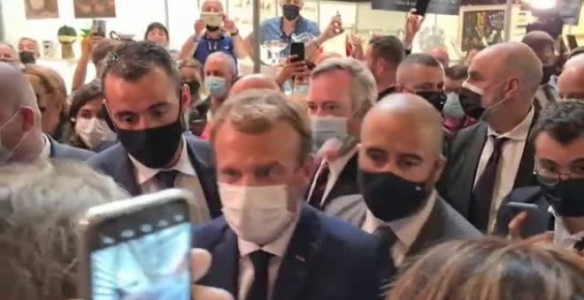 Lanzan un huevo a Macron al grito de 'Viva la revolución'