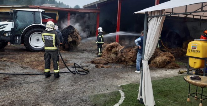 Un fuego en Riosapero quema 300 rollos de hierba y varias gallinas