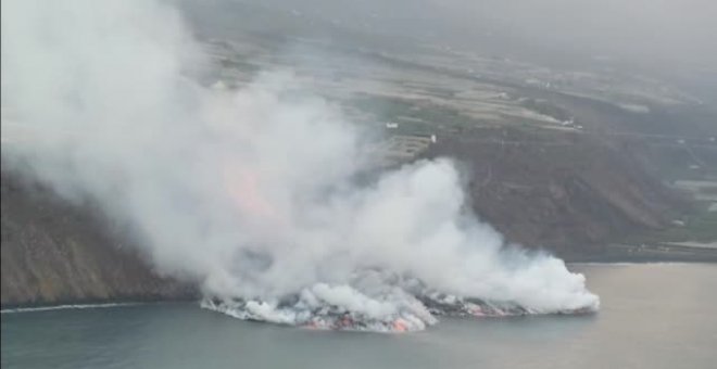 La lava llega al mar de La Palma y forma un montículo de sedimentos de más de 50 metros de altura