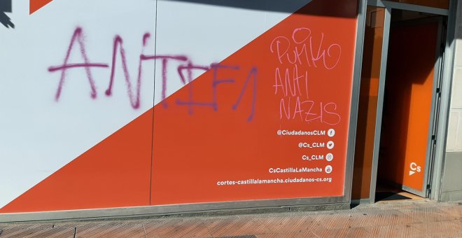 La nueva sede de Ciudadanos en Cuenca amanece con pintadas "antinazis" en su fachada