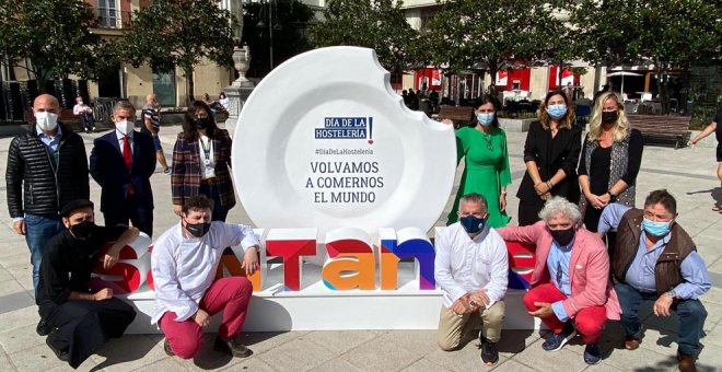 Santander instala en Puertochico una escultura en homenaje a la hostelería