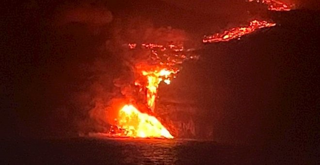 La lava del volcán de La Palma llega al mar en una zona de acantilados en la costa de Tazacorte