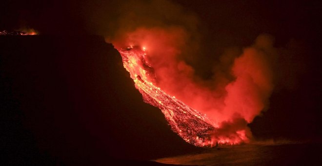Volcán de La Palma, imagen en directo | La colada de lava llega al mar