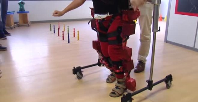 Un exoesqueleto permite moverse a niños con problemas de movilidad