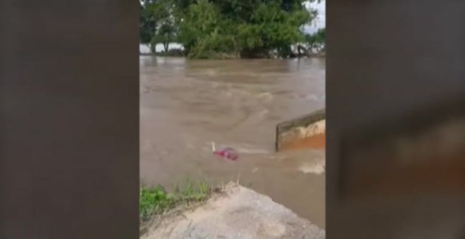 Muere una mujer en Tailandia al derrumbarse el puente por el que circulaba