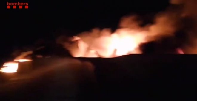 Un incendio arrasa dos naves industriales en Vilamalla (Girona)