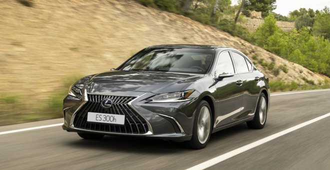 Lexus ES 300h 2022: casi igual por fuera, mucho más avanzado por dentro