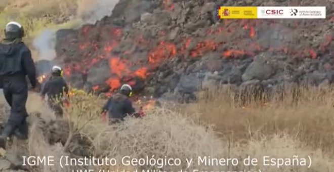 Los científicos recogen muestras de rocas incandescentes para entender la trayectoria de la colada