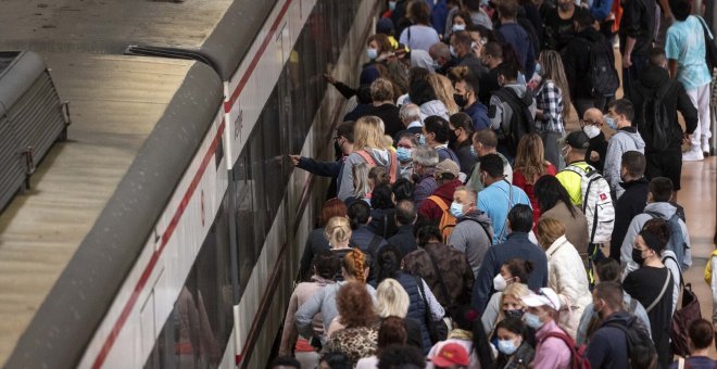La huelga de maquinistas interrumpe la circulación de trenes en la estación de Sants en Barcelona durante casi una hora