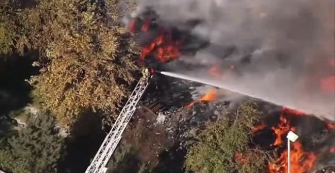 Un gran incendio devora una fábrica de pales de madera en California
