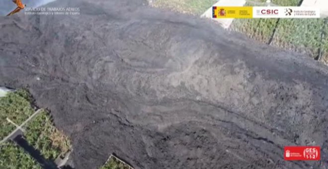 La lava crea un delta de 500 metros de ancho