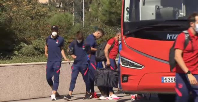 El Atlético de Madrid llega al hotel de concentración en la previa a su encuentro ante el FC Barcelona