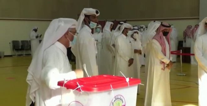 Qatar celebra sus primeras elecciones legislativas para elegir a 30 de los 45 miembros del Consejo