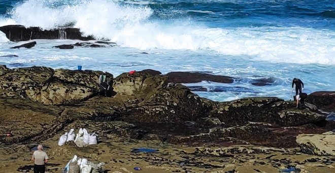 La guerra entre percebeiros y productores de mejillón se encrudece entre la inacción de la Xunta de Galicia