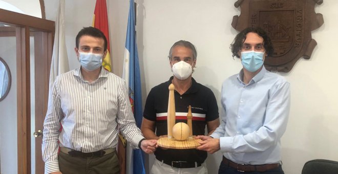 Víctor Cagigas, campeón de España de bolos, recibido por el alcalde