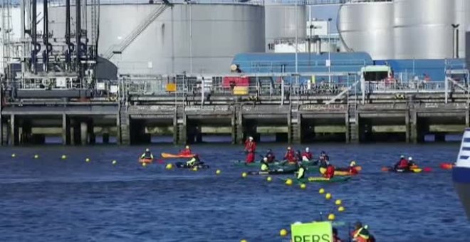 Protesta ecologista en el puerto de Rotterdam