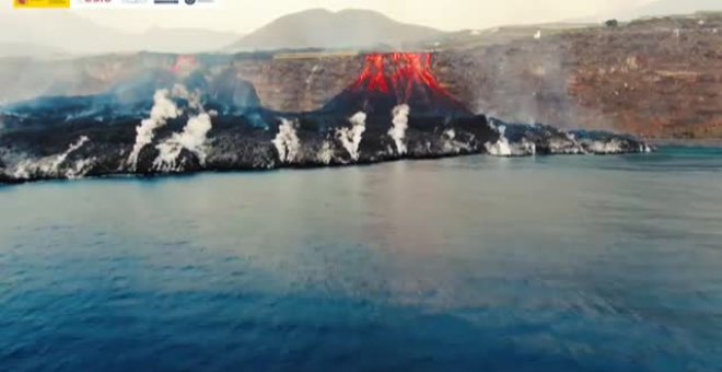 El nuevo delta volcánico de La Palma sigue ganando terreno al mar
