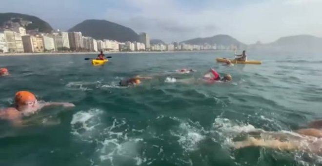 Expertos brasileños en salud mental prescriben nadar en mar abierto en Copacabana para levantar el ánimo en tiempos de Covid