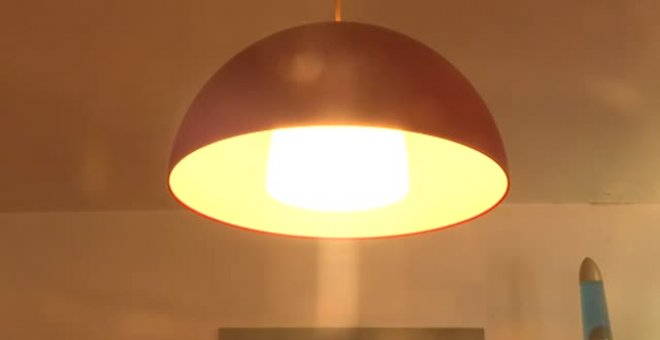 Calviño traslada a Bruselas el problema de la subida precio de la luz