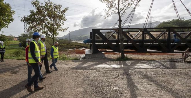 La pasarela entre Astillero y Villaescusa estará abierta en mes y medio