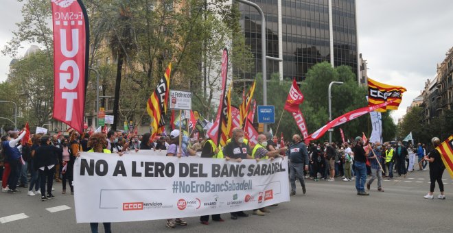 Centenars de treballadors del Sabadell tallen la Diagonal de Barcelona en la primera vaga general de la història al banc