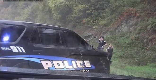Un policía salva a su compañera de ser atropellada en Virginia (EEUU)