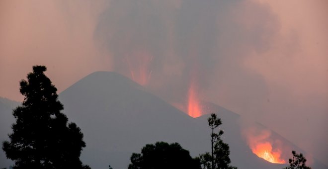 La colada principal se bifurca cerca de la costa mientras empeora la calidad del aire en La Palma