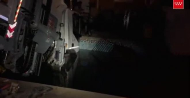 Un camión de la basura cae a la piscina de un chalet en Parla (Madrid) tras atravesar un muro