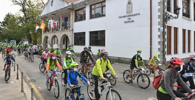 Centenares de personas participan en el XIII Día de la Bicicleta