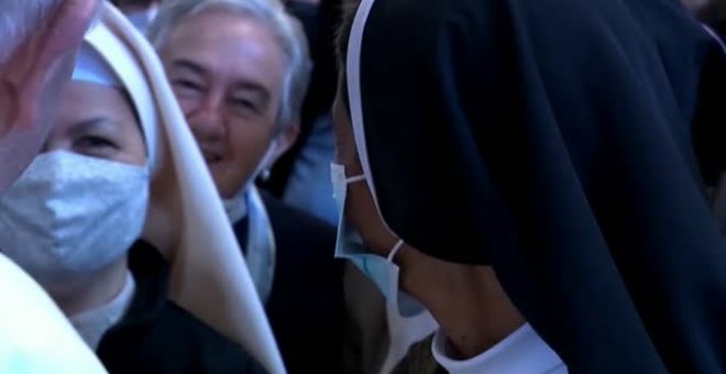 El papa saluda a la monja colombiana liberada en Mali