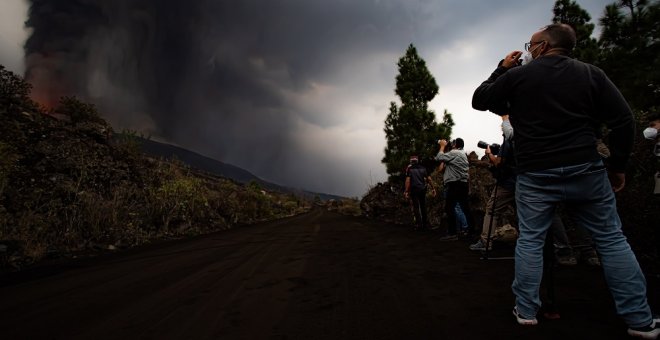 Las tres semanas de erupción en La Palma agotan el ánimo de los vecinos, acostumbrados a vivir con el volcán