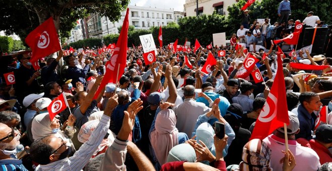 Miles de tunecinos salen a la calle a acusar al presidente Kais Said de dar un golpe de Estado