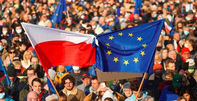 Miles de personas se manifiestan en Polonia contra el 'Polexit' y en defensa de la UE