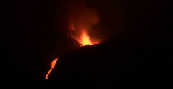 Impresionantes imágenes del volcán Cumbre Vieja esta noche